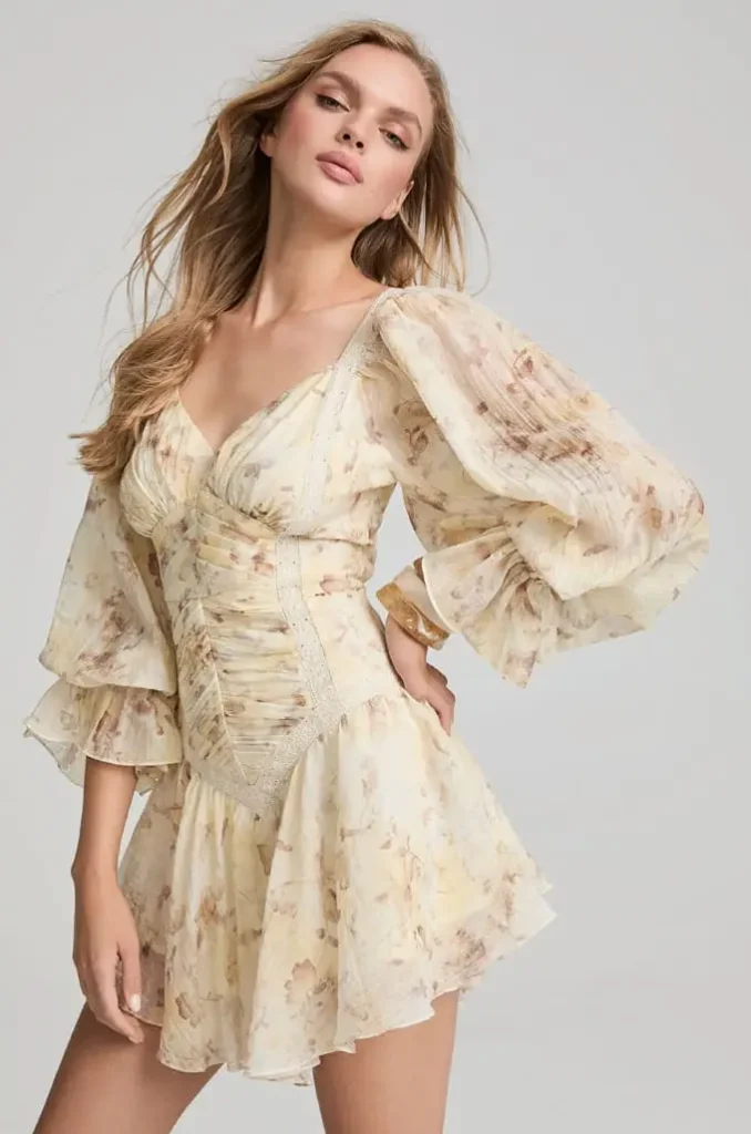 modelo-de-moda-con-marco-paspartu-1