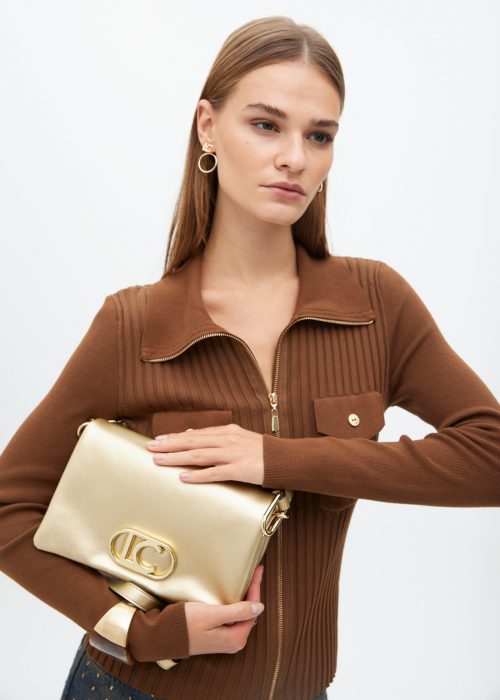 Bandolera efecto piel con tres compartimentos y solapa Dorado Lola Casademunt