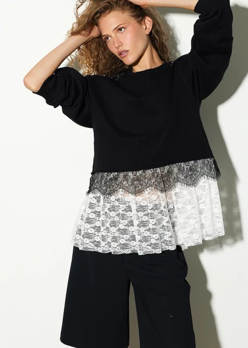 Sudadera negra con encaje y pedrería