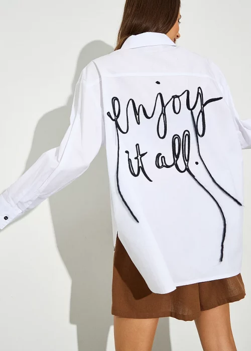 Camisa blanca espalda bordado negro