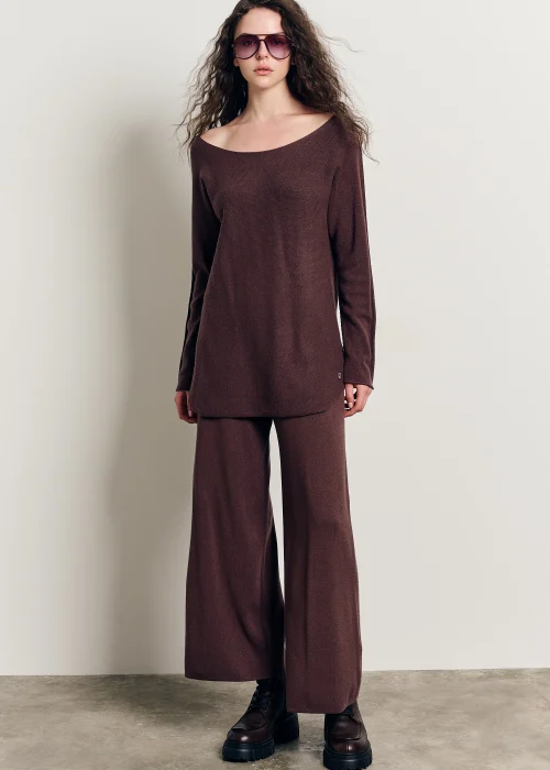 conjunto-de-punto-marron-chocolate-modelo-frontal