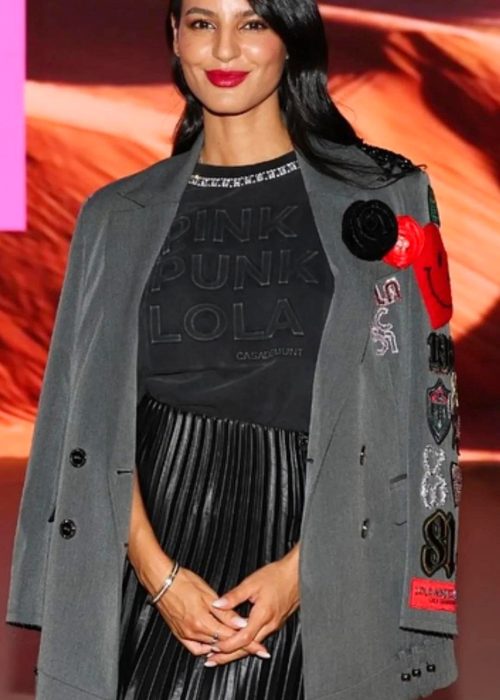 Americana gris cruzada oversize detalle parches Lola Casademunt