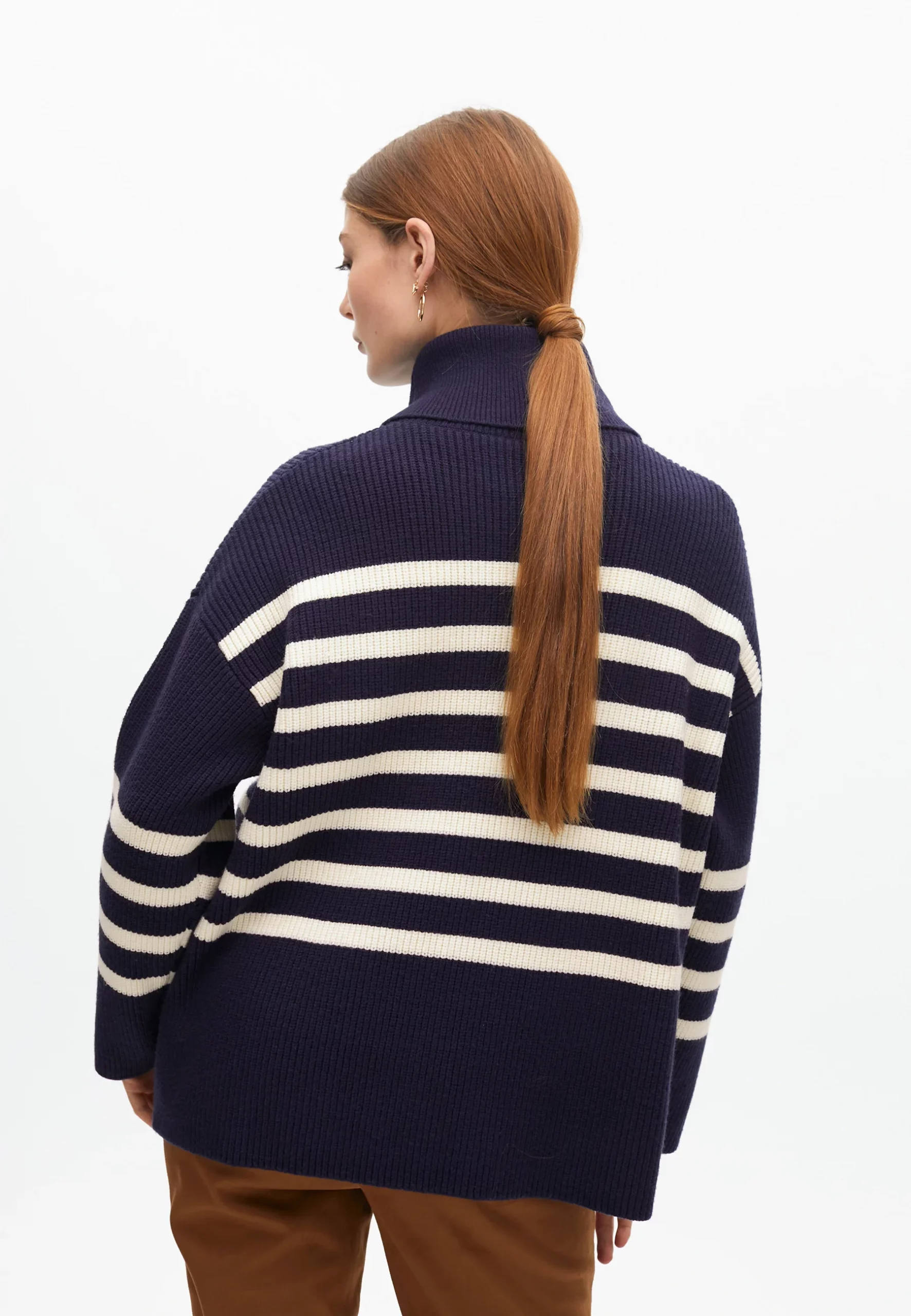 Jersey cuello alto logo bordado azul blanco Lola Casademunt - Imagen 3