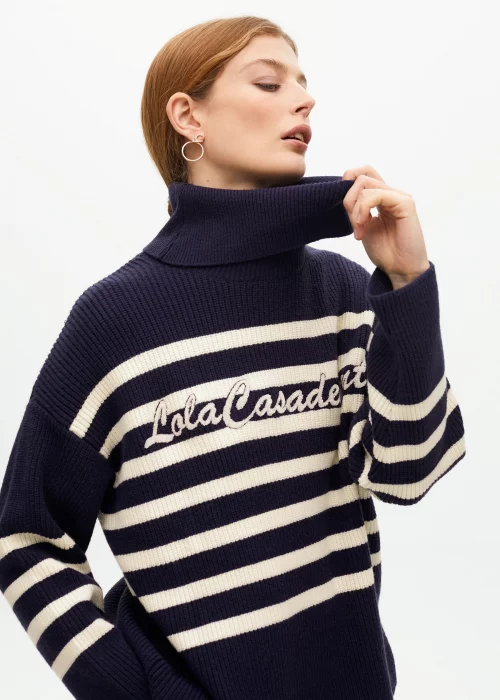 Jersey cuello alto logo bordado azul blanco Lola Casademunt