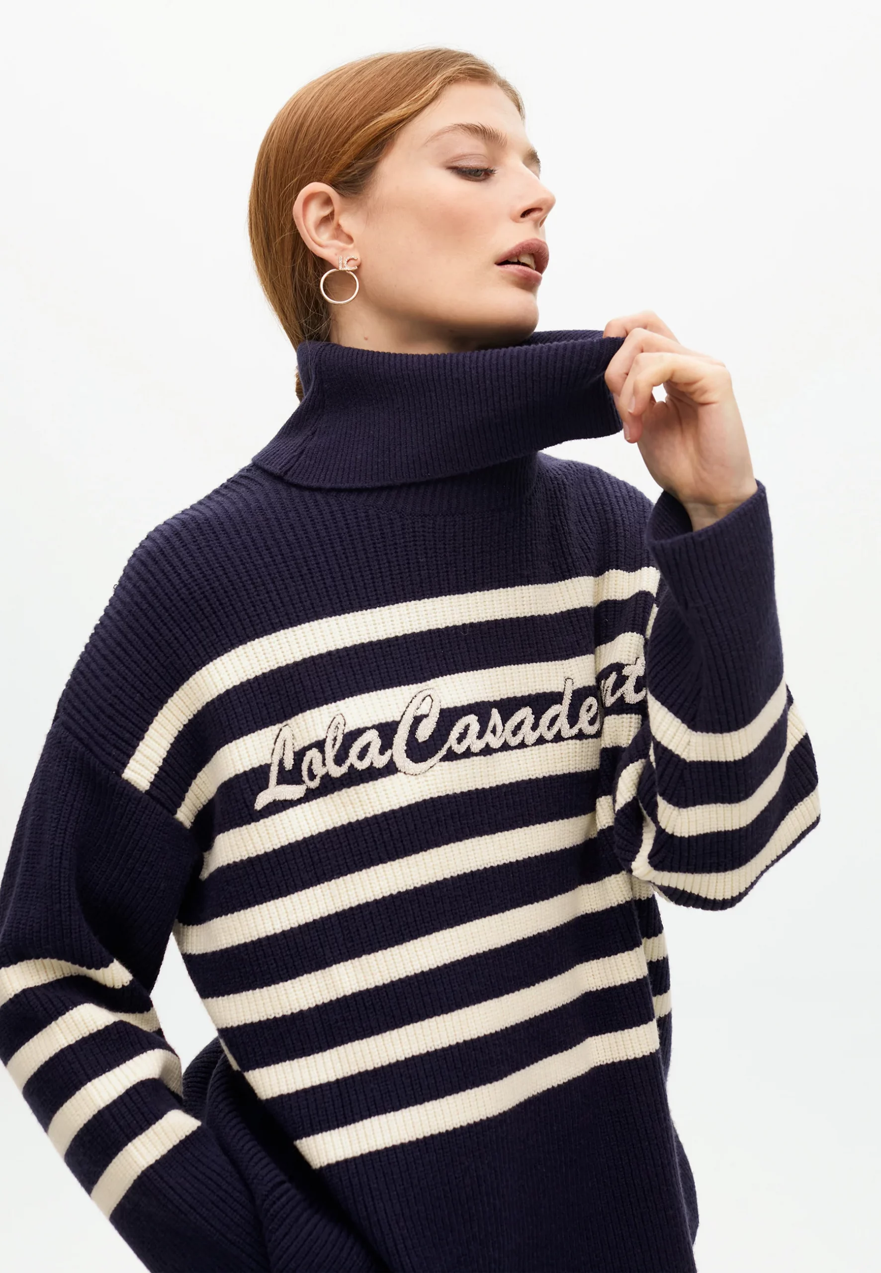 Jersey cuello alto logo bordado azul blanco Lola Casademunt