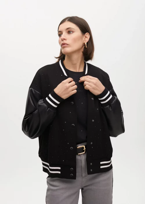 Chaqueta bomber negro blanco detalle pedrería Casademunt