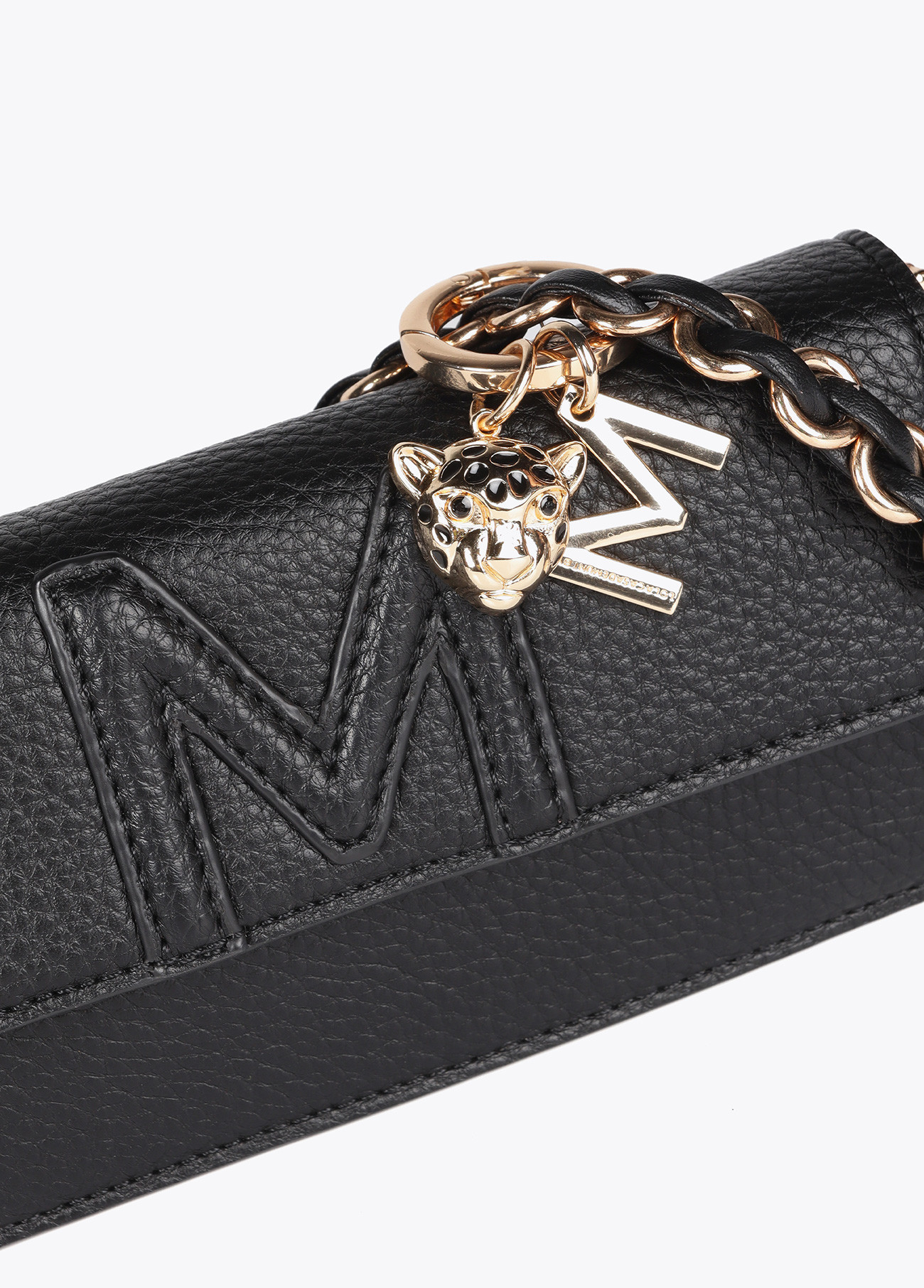 Bandolera negra baguete efecto piel con M relieve Lola Casademunt - Imagen 3