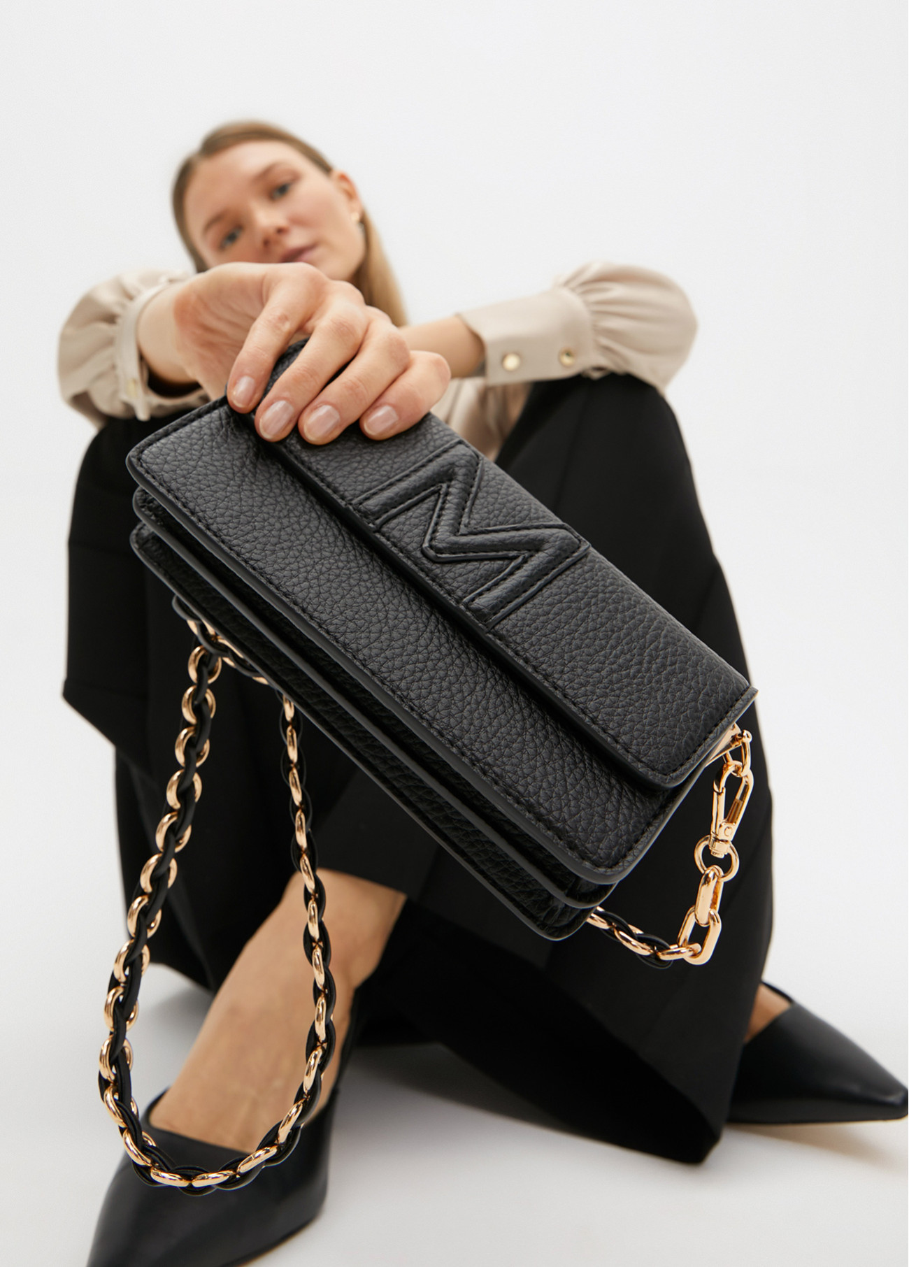 Bandolera negra baguete efecto piel con M relieve Lola Casademunt