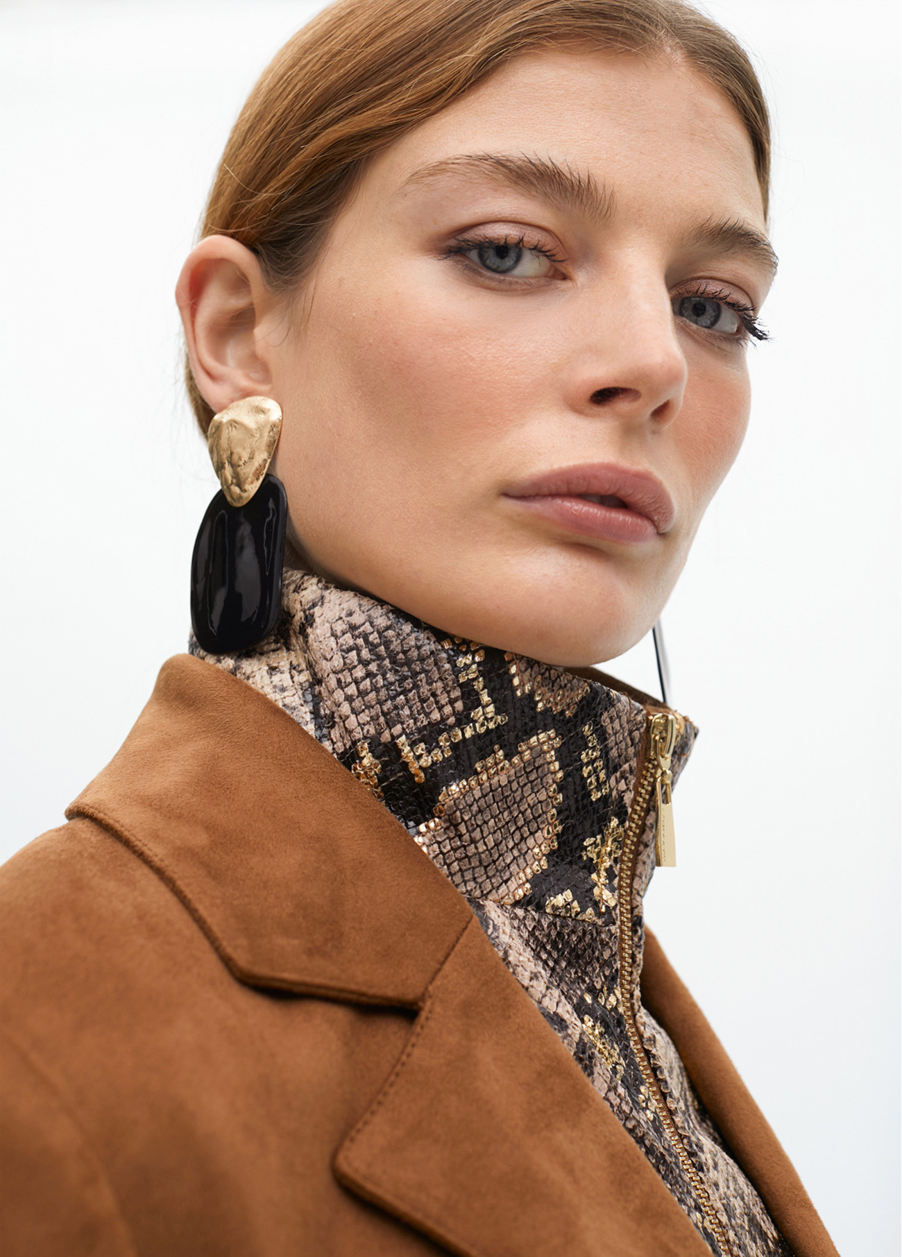 Americana camel antelina con efecto chaleco snake Lola Casademunt - Imagen 2