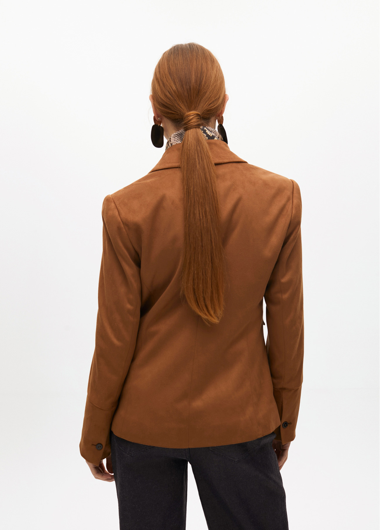 Americana camel antelina con efecto chaleco snake Lola Casademunt - Imagen 5