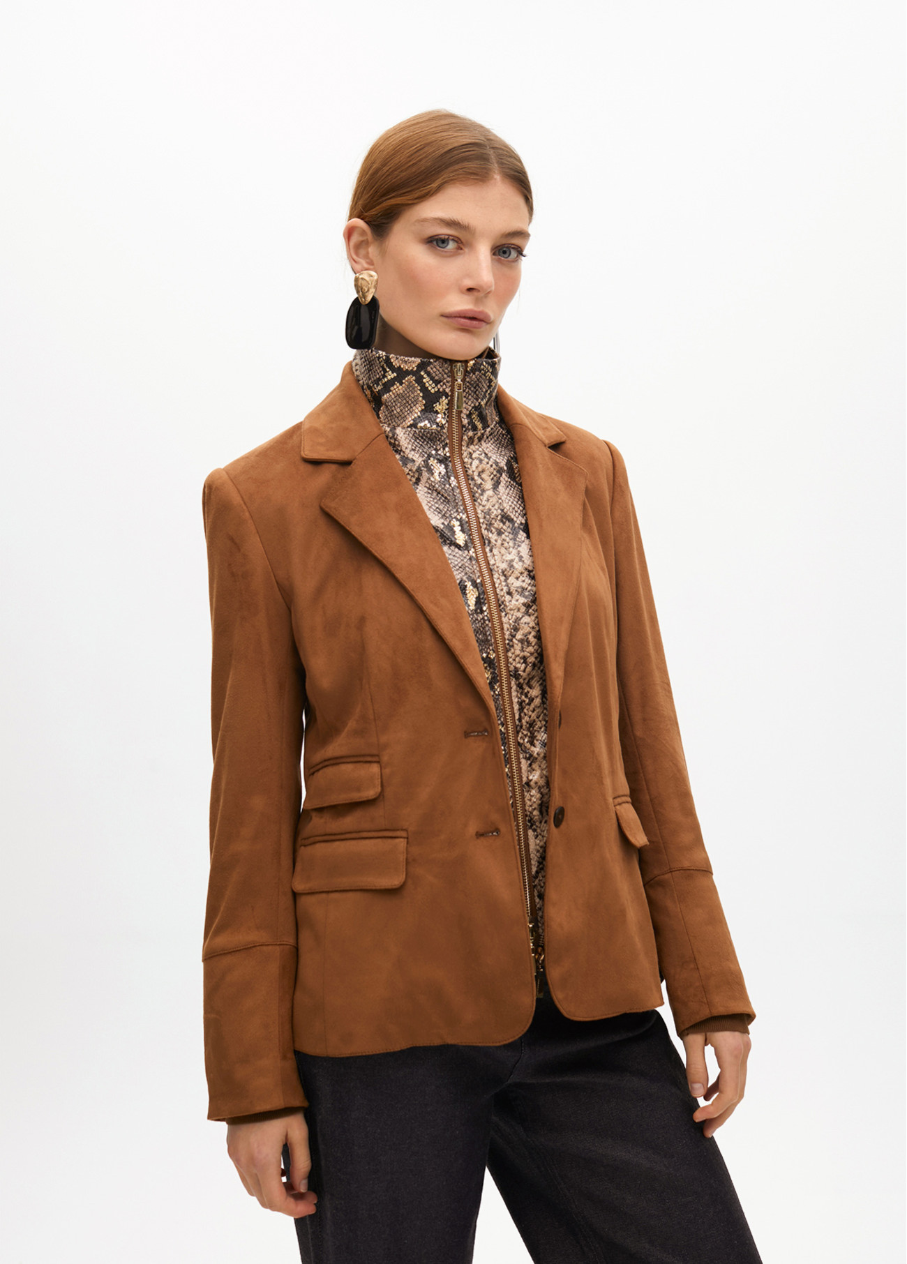 Americana camel antelina con efecto chaleco snake Lola Casademunt