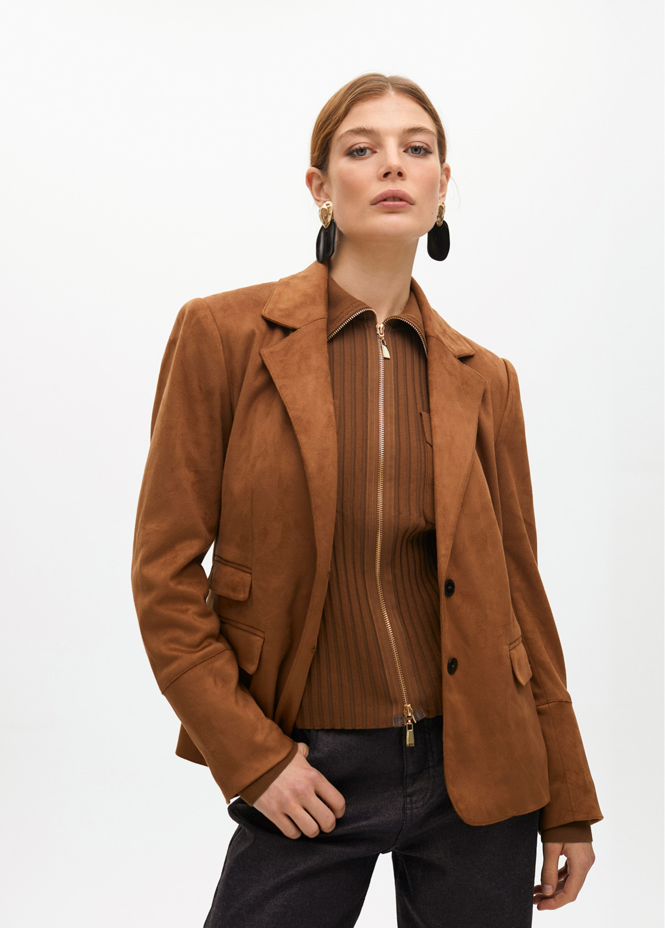 Americana camel antelina con efecto chaleco snake Lola Casademunt - Imagen 7