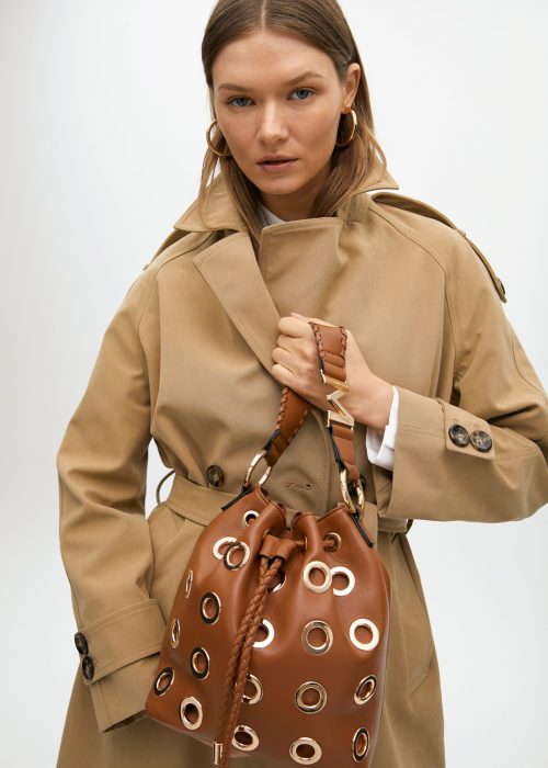 Bolso judas Marrón con ojales metalizados circulares Lola Casademunt