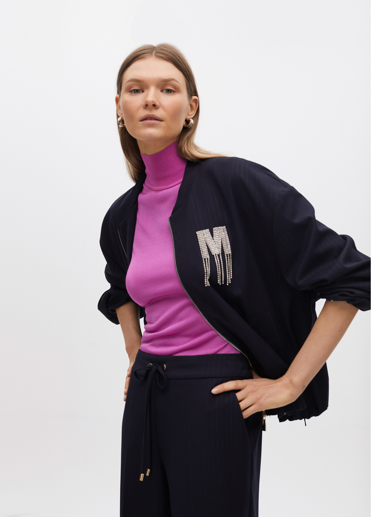 Bomber azul raya diplomática detalle joya Lola Casademunt - Imagen 4