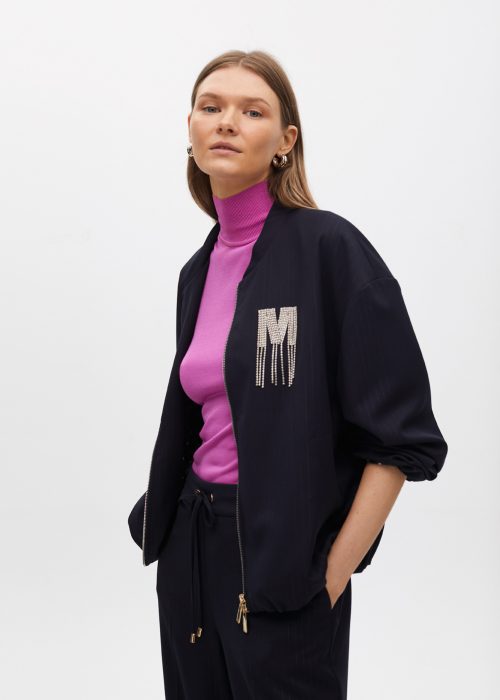 Bomber azul raya diplomática detalle joya Lola Casademunt