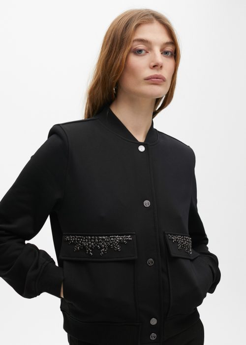 Chaqueta bomber negro detalle bolsillos joya Casademunt