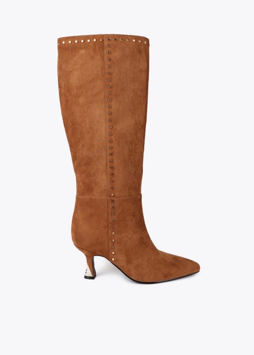 Bota alta camel tacón personalizado y tachuelas Lola Casademunt