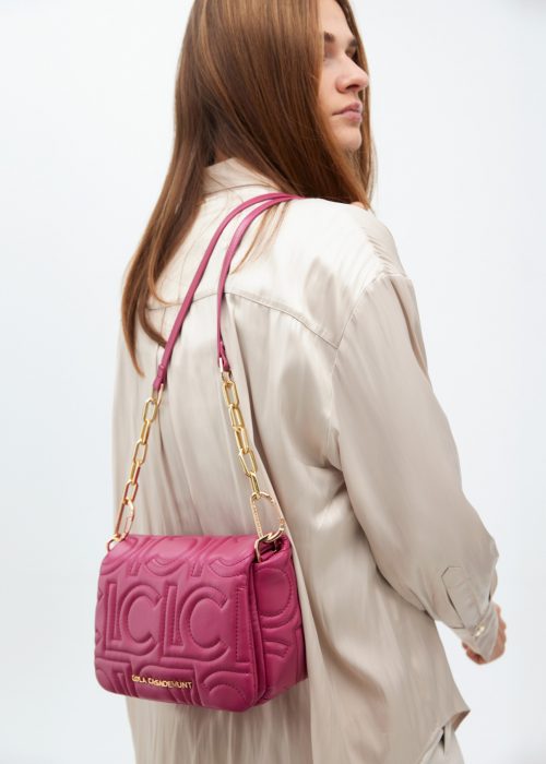 Bolso bandolera acolchada logotipada magenta Lola Casademunt