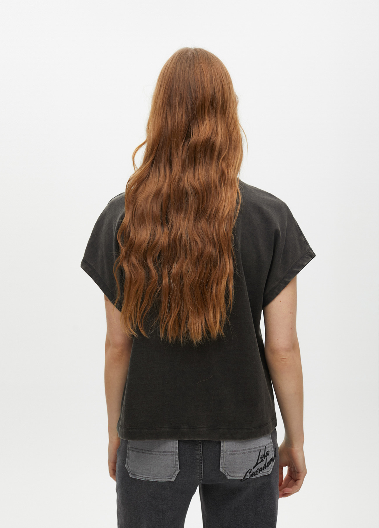 Camiseta gris oscuro lavada detalle joyas cuello Lola Casademunt - Imagen 3