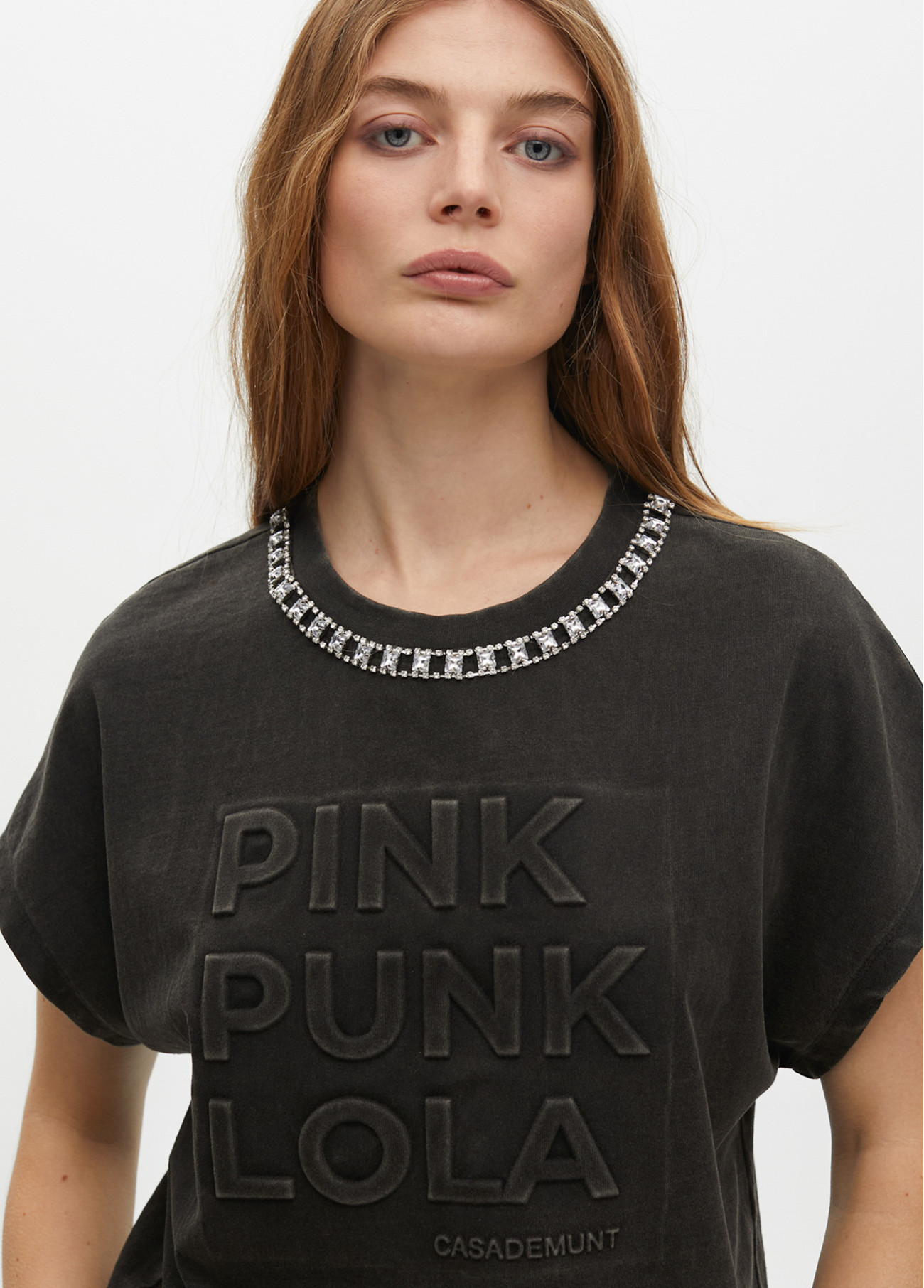 Camiseta gris oscuro lavada detalle joyas cuello Lola Casademunt - Imagen 2