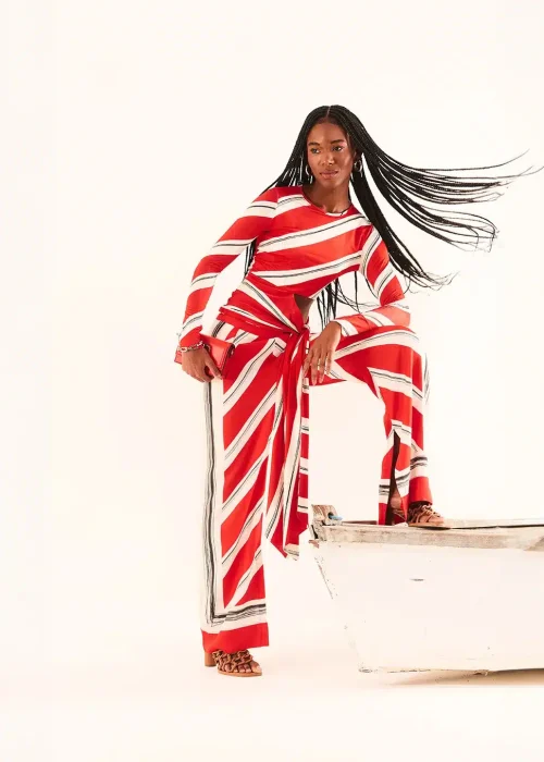 2110462_blusa-assimetrica-com-amarracao-estampa-lines-362201540_z3_638610358011996913