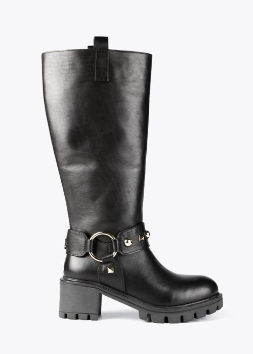 bota negra motera lola casademunt imagen lateral