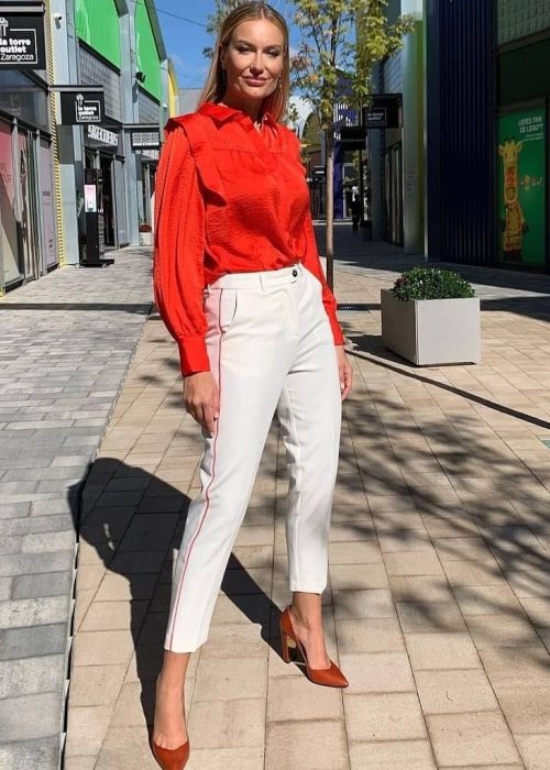 pantalon blanco con filo lateral en rojo de la marca lola casademunt imagen frontal