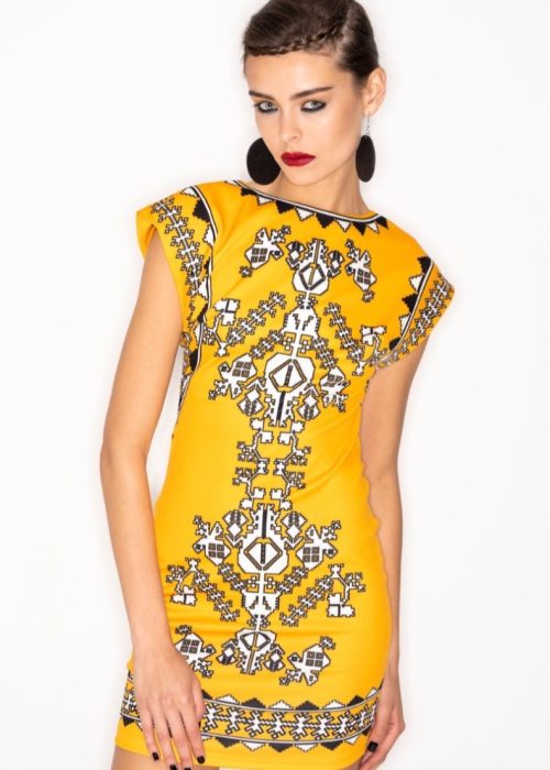 vestido corto amarillo estampado peace and chaos imagen frontal