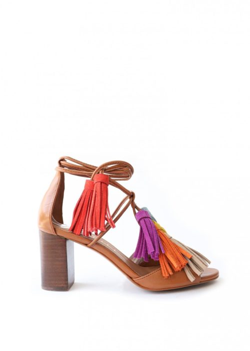 sandalias de tacon camel con pompones de colores de la marca cambili imagen lateral