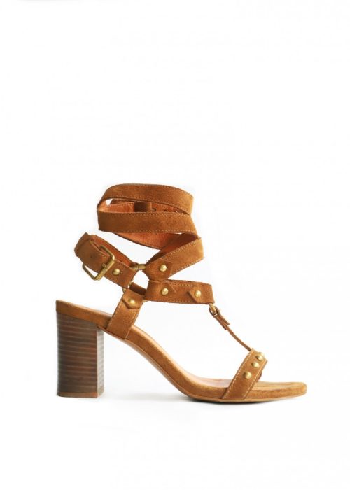 sandalias de tacon camel de piel con correas y tachuelas marca cambili imagen lateral